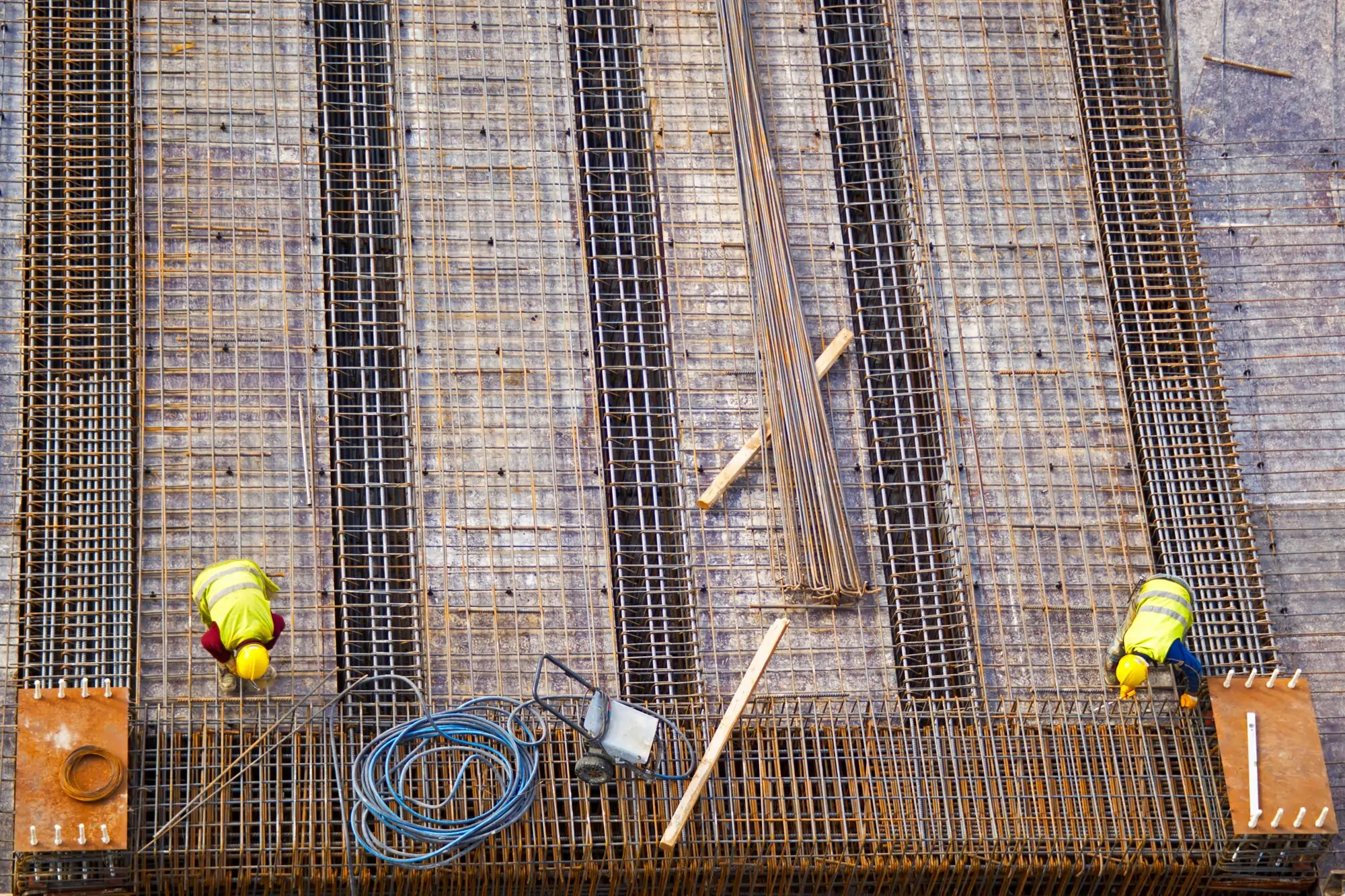 workers-putting-metal-structure-construction_1122-981